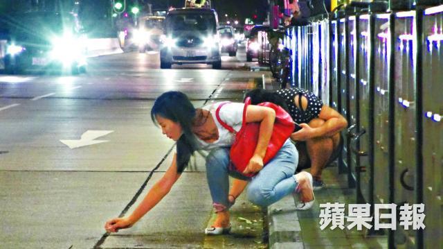 เก็บกันอุตลุด!! ชาวเมืองในฮ่องกงแย่งกันเก็บเพรชบนพื้นถนน หลังร่วงมาจากฟ้าอย่างปริศนา?
