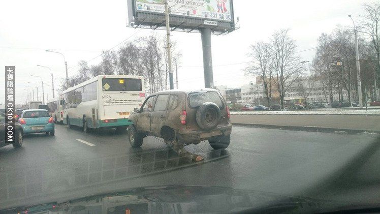 ชมการ DIY แบบโหดสัสรัสเซีย ใช้ท่อนซุงแทนล้อ วิ่งฉิ่วเหมือนไม่มีอะไรเกิดขึ้น!!