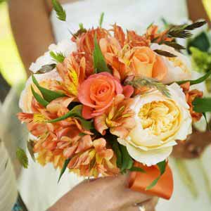 การโยนช่อดอกไม้ในพิธีแต่งงาน